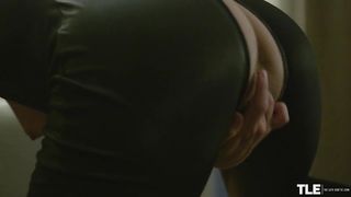 Bambola carina si masturba in soggiorno