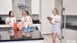 Un giovane fortunato con 3 amiche