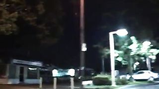 La prostituta di colore scopata sul divano