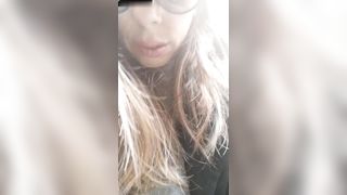 Si masturba in cam nel camerino di prova