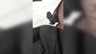 Si masturba in cam nel camerino di prova