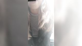 Si masturba in cam nel camerino di prova