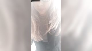 Si masturba in cam nel camerino di prova