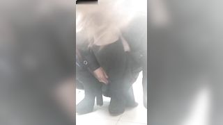 Si masturba in cam nel camerino di prova