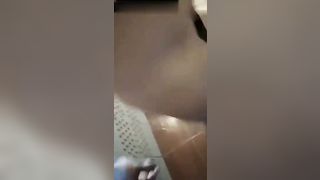 Coppia italiana in bagno dopo una scopata