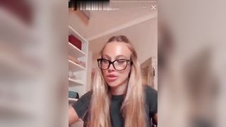 La zoccola lo prende più nel naso che nel culo !