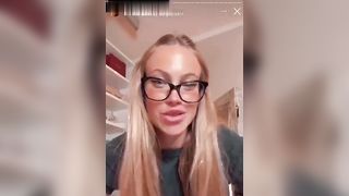 La zoccola lo prende più nel naso che nel culo !