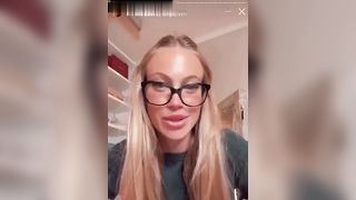 La zoccola lo prende più nel naso che nel culo !