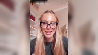 La zoccola lo prende più nel naso che nel culo !