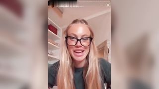 La zoccola lo prende più nel naso che nel culo !