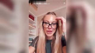 La zoccola lo prende più nel naso che nel culo !