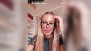 La zoccola lo prende più nel naso che nel culo !