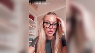 La zoccola lo prende più nel naso che nel culo !