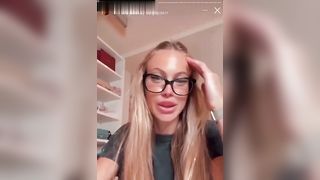 La zoccola lo prende più nel naso che nel culo !