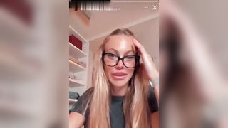 La zoccola lo prende più nel naso che nel culo !