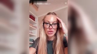 La zoccola lo prende più nel naso che nel culo !