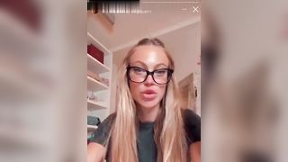 La zoccola lo prende più nel naso che nel culo !