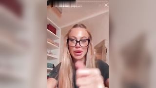 La zoccola lo prende più nel naso che nel culo !