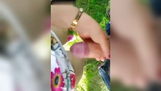 Bellissimo scopare in piedi all'aperto!