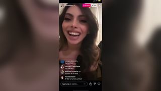 Anteprima del video: La zoccola promette di mettersi nuda per aumenatre i follower