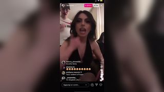 La zoccola promette di mettersi nuda per aumenatre i follower