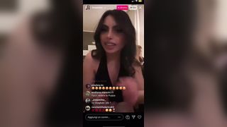 La zoccola promette di mettersi nuda per aumenatre i follower