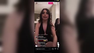 La zoccola promette di mettersi nuda per aumenatre i follower