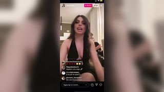 La zoccola promette di mettersi nuda per aumenatre i follower