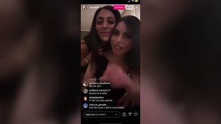 La zoccola promette di mettersi nuda per aumenatre i follower