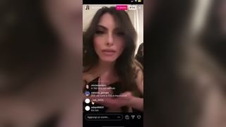 La zoccola promette di mettersi nuda per aumenatre i follower