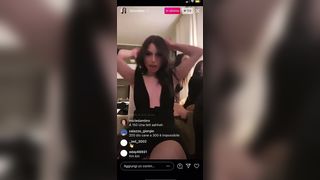 La zoccola promette di mettersi nuda per aumenatre i follower