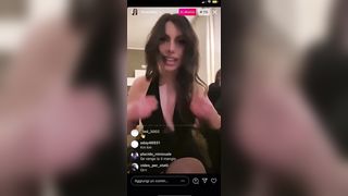 La zoccola promette di mettersi nuda per aumenatre i follower