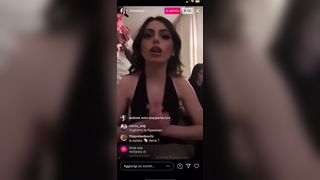 La zoccola promette di mettersi nuda per aumenatre i follower