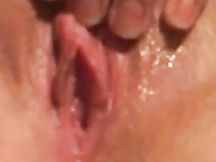 Ragazza romana si sditalina la fica davanti a uno specchio