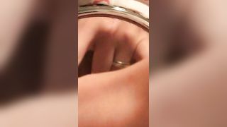 Ragazza romana si sditalina la fica davanti a uno specchio