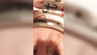 Ragazza romana si sditalina la fica davanti a uno specchio