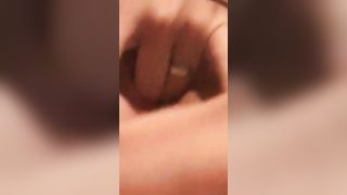 Ragazza romana si sditalina la fica davanti a uno specchio