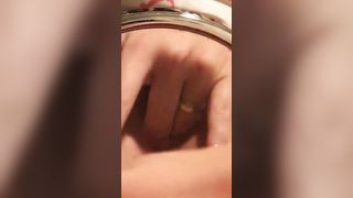 Ragazza romana si sditalina la fica davanti a uno specchio