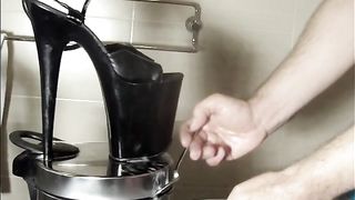 Pissing in bocca in tacchi alti