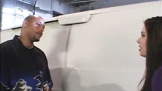 Uomo di colore  scopa bella prostituta