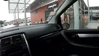 Pippa e bocchino in cambio di un passaggio in auto