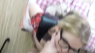 Sexy bionda con gli occhiali continua a segare e succhiare...