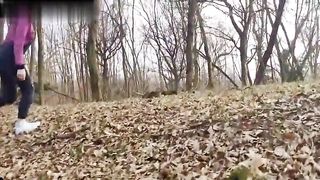 Succhia il cazzo al compagno in un luogo isolato on plain air