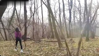 Succhia il cazzo al compagno in un luogo isolato on plain air