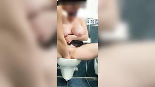 Moglie tettona si lava la fessa prima di chiavare