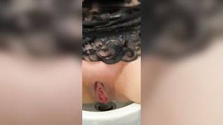 Moglie tettona si lava la fessa prima di chiavare