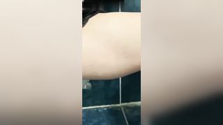 Moglie tettona si lava la fessa prima di chiavare