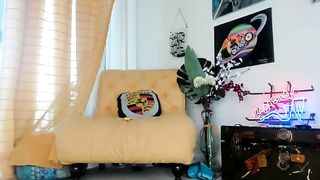 Coconut Kitty di Onlyfans cavalca un dildo