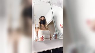 La porca esce le tette in bagno