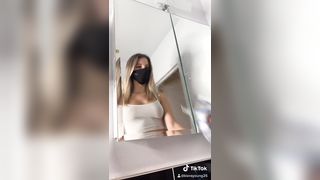 La porca esce le tette in bagno